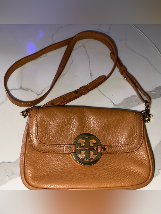 Tory Burch Handbags - Tory Burch Tan Pebbled Leather Crossbody with Gold Logo w/22” adjustable strap